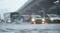 أمور يجب القيام بها للتحكم في النقاط العمياء أثناء القيادة. 8 خمسة دروس قيّمة تعلمناها أثناء القيادة في الأمطار الغزيرة والفيضانات العميقة.