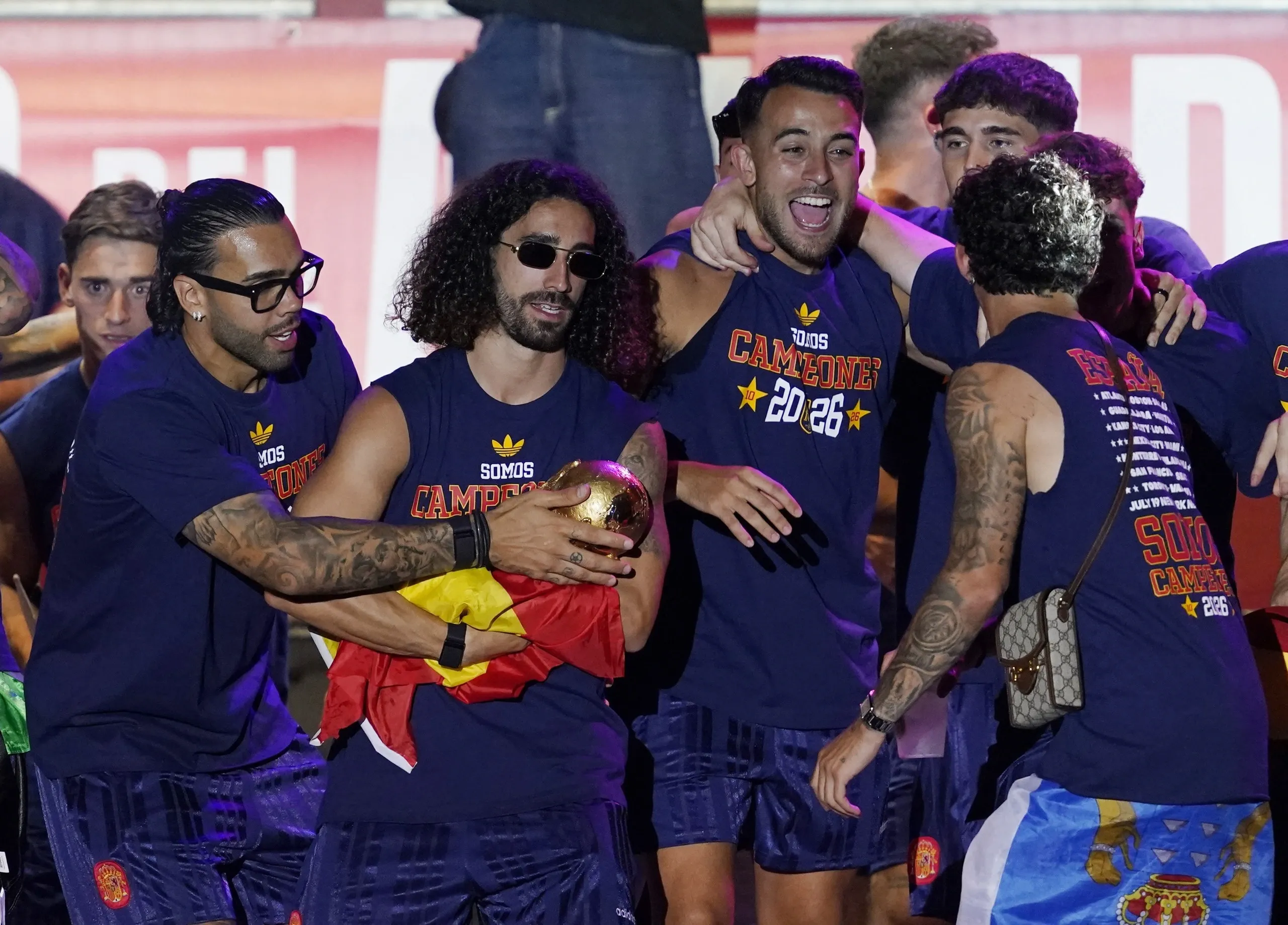 هل صحيح أن لاعبي المنتخب الإسباني يحملون كأس العالم في كيس بلاستيكي؟ 7 الحقيقة وراء قصة اللاعب الإسباني الذي حمل كأس العالم في كيس بلاستيكي - الصورة 3.