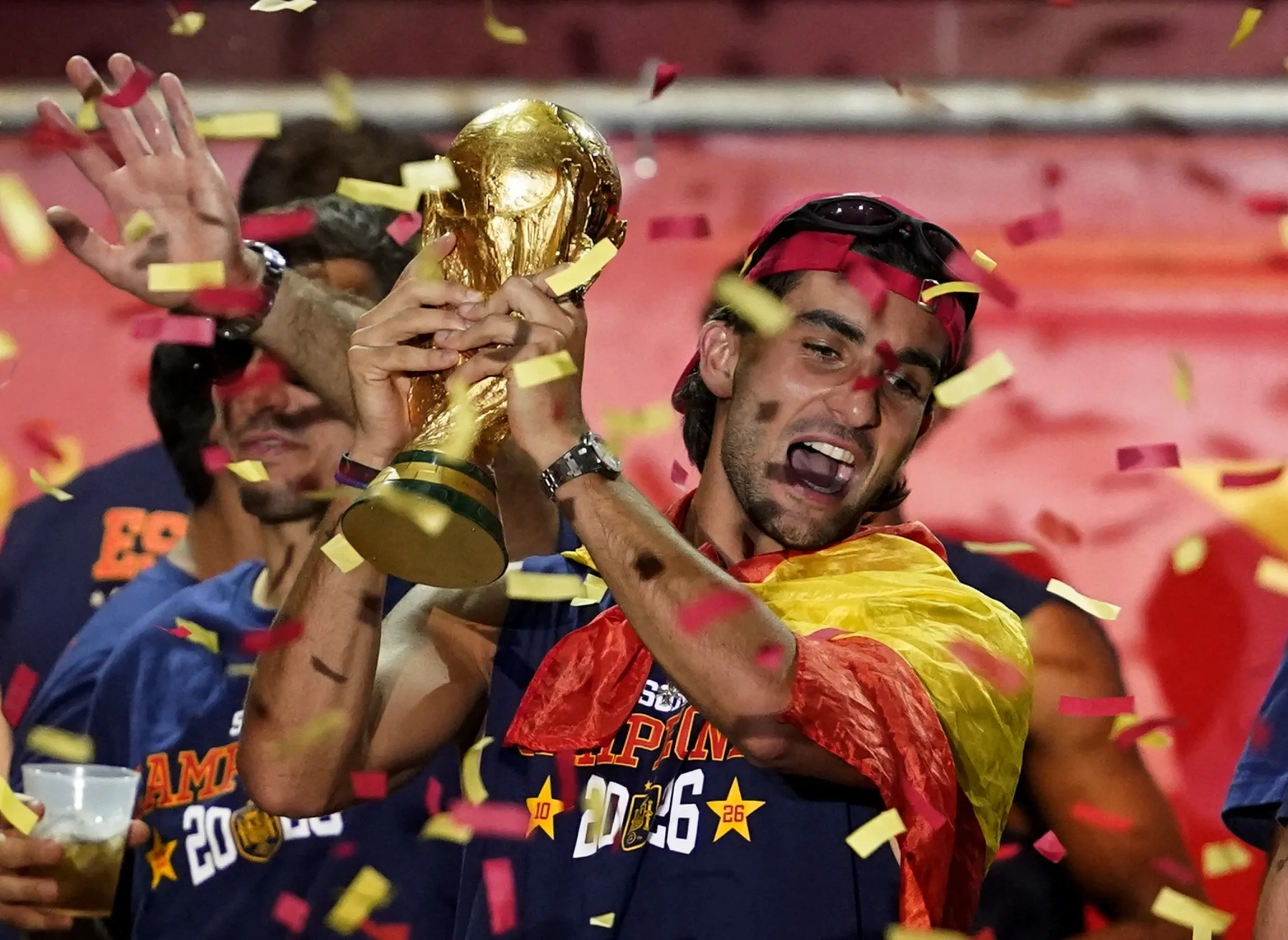 هل صحيح أن لاعبي المنتخب الإسباني يحملون كأس العالم في كيس بلاستيكي؟ 8 الحقيقة وراء قصة اللاعب الإسباني الذي حمل كأس العالم في كيس بلاستيكي - الصورة 4.