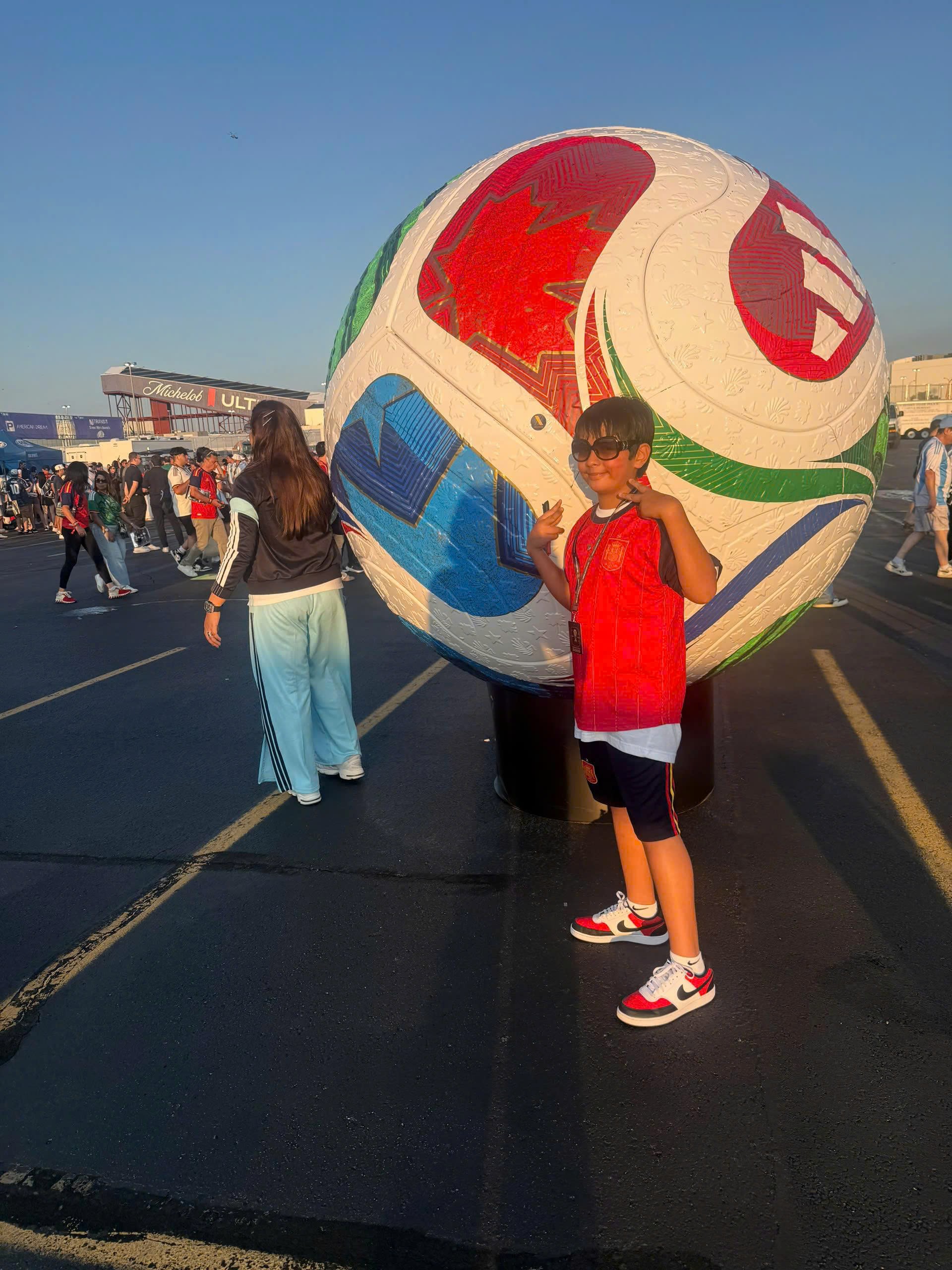 تجربة فينيكس هونغ كونغ الفريدة في كأس العالم 2026 مع ابنها ذي الأصول الإسبانية. 7 تروي الممثلة من هونغ كونغ، فونغ، تجربتها الخاصة في كأس العالم 2026 مع ابنها ذي الأصول الإسبانية - الصورة 3.