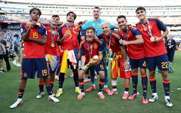 إرث لاماسيا يهيمن على نهائي كأس العالم 2026: إسبانيا تهزم الأرجنتين 1-0. 9 يحتفل اللاعبون الإسبان بفوزهم الثاني في كأس العالم في التاريخ.