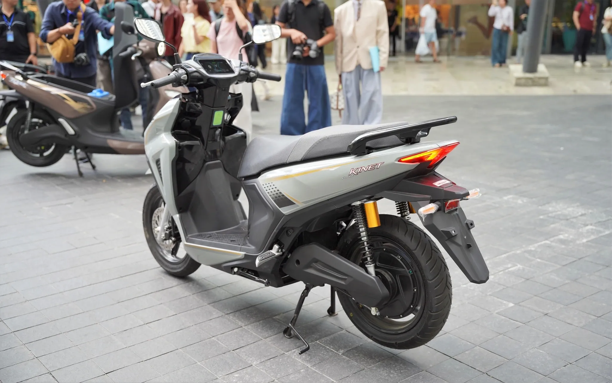 دراجة VinFast Kinet الرياضية الكهربائية بسعر يبدأ من 40 مليون دونغ فيتنامي، فهل ستنافس دراجة Honda Air Blade؟ 6 دراجة VinFast Kinet الرياضية الكهربائية بسعر يبدأ من 40 مليون دونغ فيتنامي، فهل ستنافس دراجة Honda Air Blade؟ - الصورة 2.