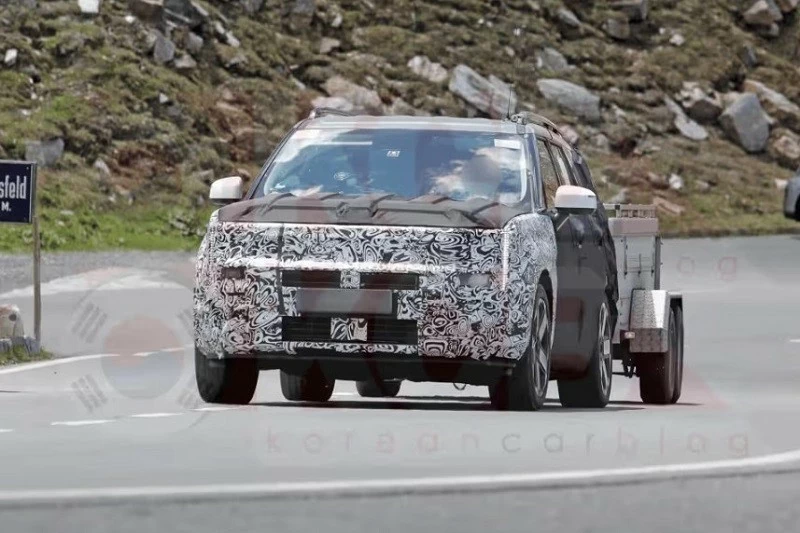 من المتوقع أن تتمتع سيارة هيونداي سانتا في 2027 بمظهر أكثر نعومة وتوازناً. Hyundai Santa Fe 2027 được kỳ vọng sẽ có diện mạo mềm mại và cân đối hơn.