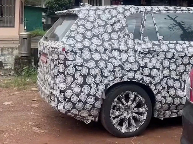 تم الكشف عن سيارة تويوتا إينوفا كروس المحدثة في الهند. Toyota Innova Cross bản facelift lộ diện tại Ấn Độ