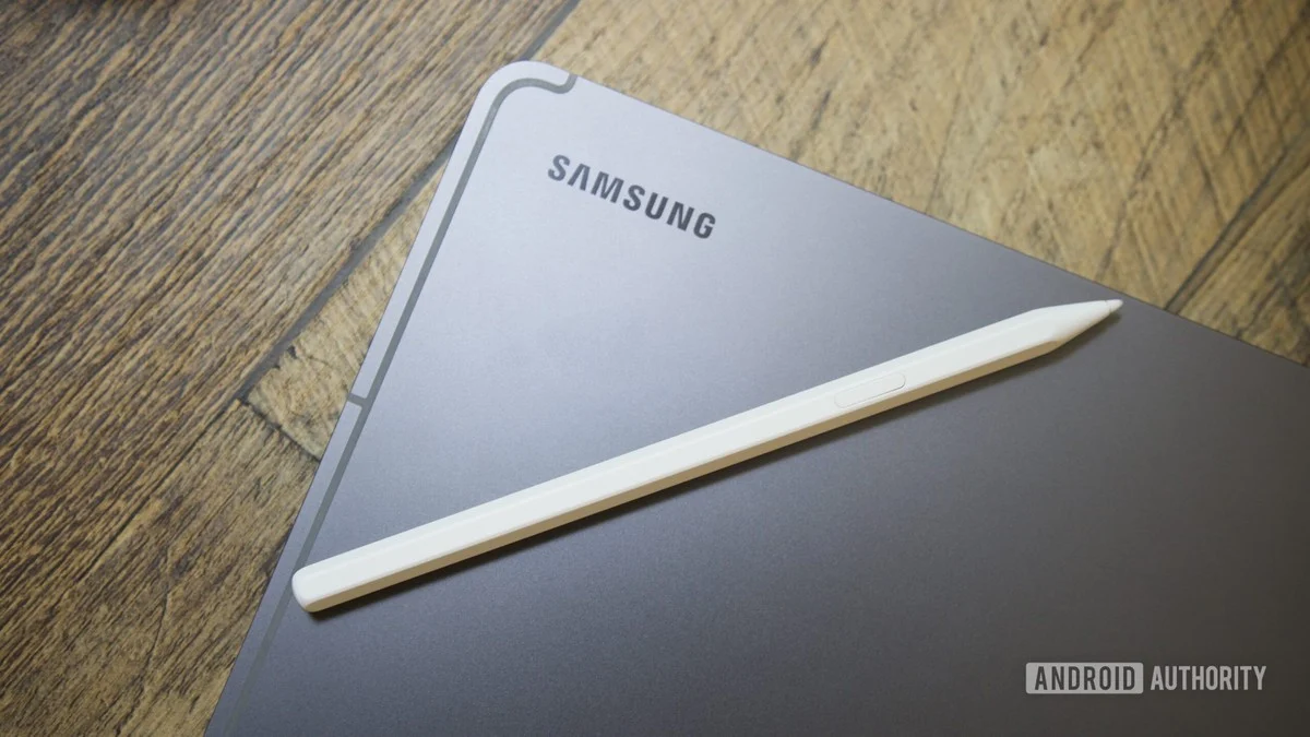 تحليل مواصفات هاتف Galaxy S26 FE وجهاز Tab S12: نقطة تحول استراتيجية لشركة سامسونج. 6 يعد القلم المرفق بتوفير تجربة كتابة ورسم فائقة على سلسلة الأجهزة اللوحية الجديدة.