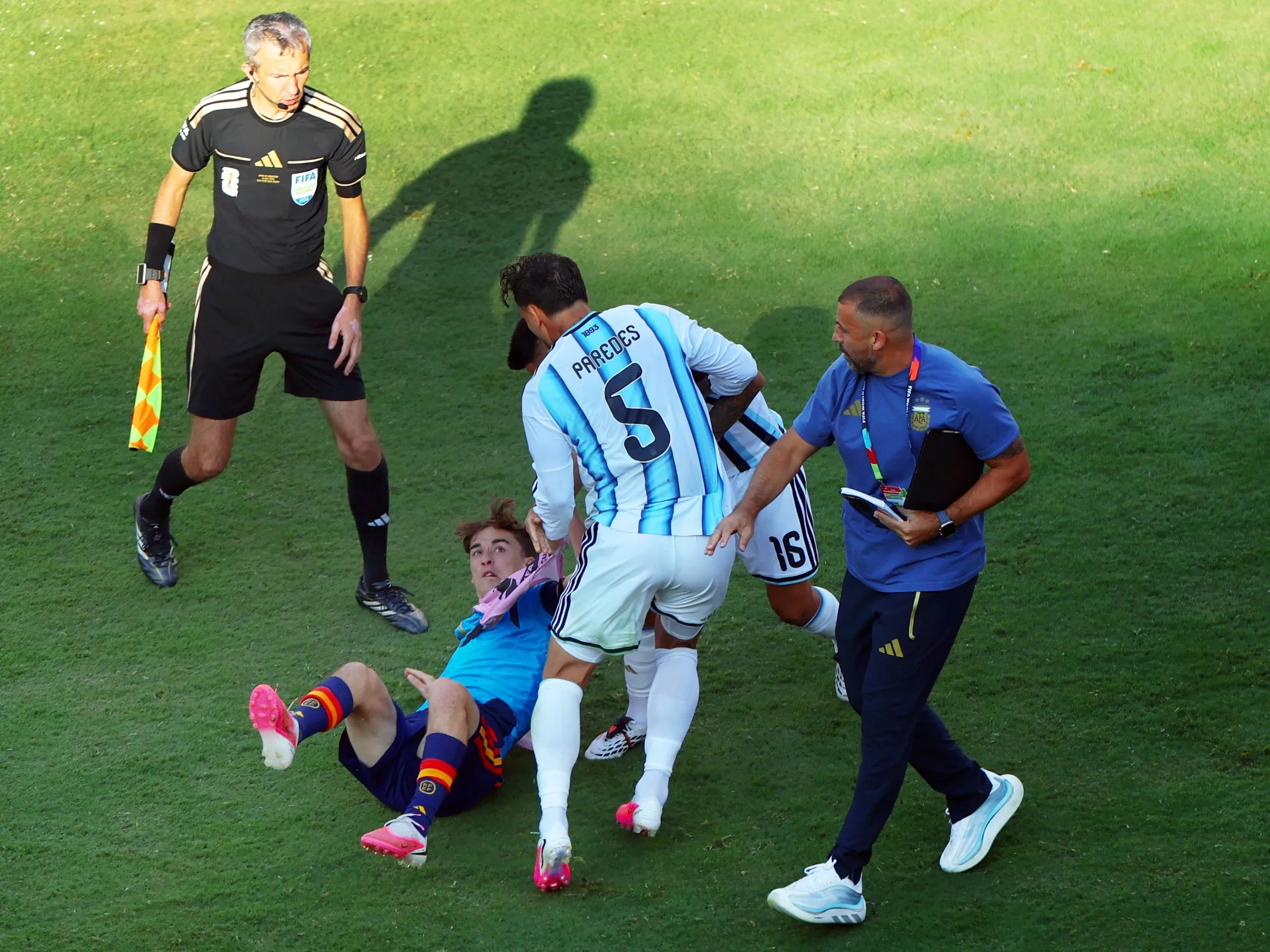 أثار يامال بشكل غير متوقع موضوع الشجار، ويأمل النجم الألماني أن يقوم الاتحاد الدولي لكرة القدم (فيفا) بحظر باريديس لمدة عام. 6 أثار يامال بشكل غير متوقع موضوع الشجار؛ ويأمل النجم الألماني أن يوقف الاتحاد الدولي لكرة القدم (فيفا) باريديس لمدة عام. - الصورة 2.