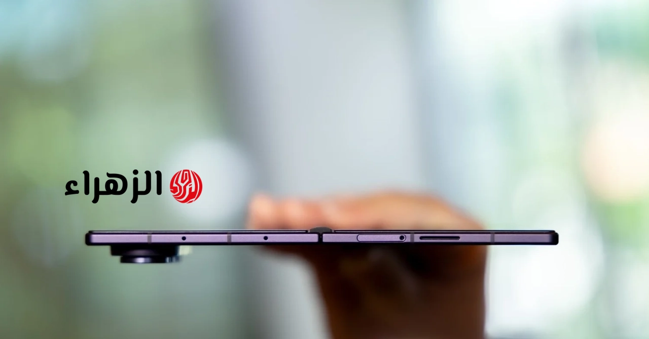 يُعد هاتف Galaxy Z Fold 8 Ultra هاتفًا قابلًا للطي، وهو أنحف وأخف وزنًا حتى من هاتف iPhone 17 Pro Max.