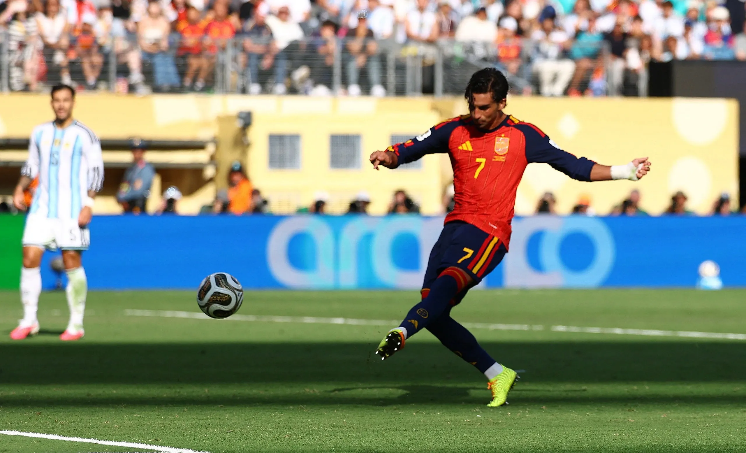 أعلن الاتحاد الدولي لكرة القدم (فيفا) عن أفضل 12 هدفاً في كأس العالم 2026، حيث فاز ميسي بشكل مفاجئ بالجائزة الخاصة. 8 أعلن الاتحاد الدولي لكرة القدم (فيفا) عن أفضل 12 هدفاً في كأس العالم 2026، وفاز ميسي بشكل مفاجئ بالجائزة الخاصة - الصورة 4.