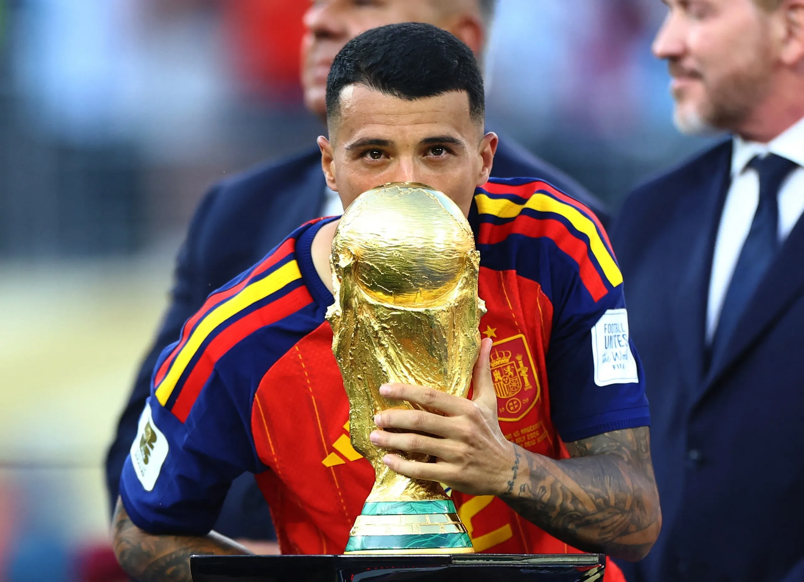 أعلن الاتحاد الدولي لكرة القدم (فيفا) عن التشكيلة المثالية لكأس العالم 2026: ميسي ومبابي ضمن التشكيلة، وفوزينيا يثير الجدل - الصورة 4.