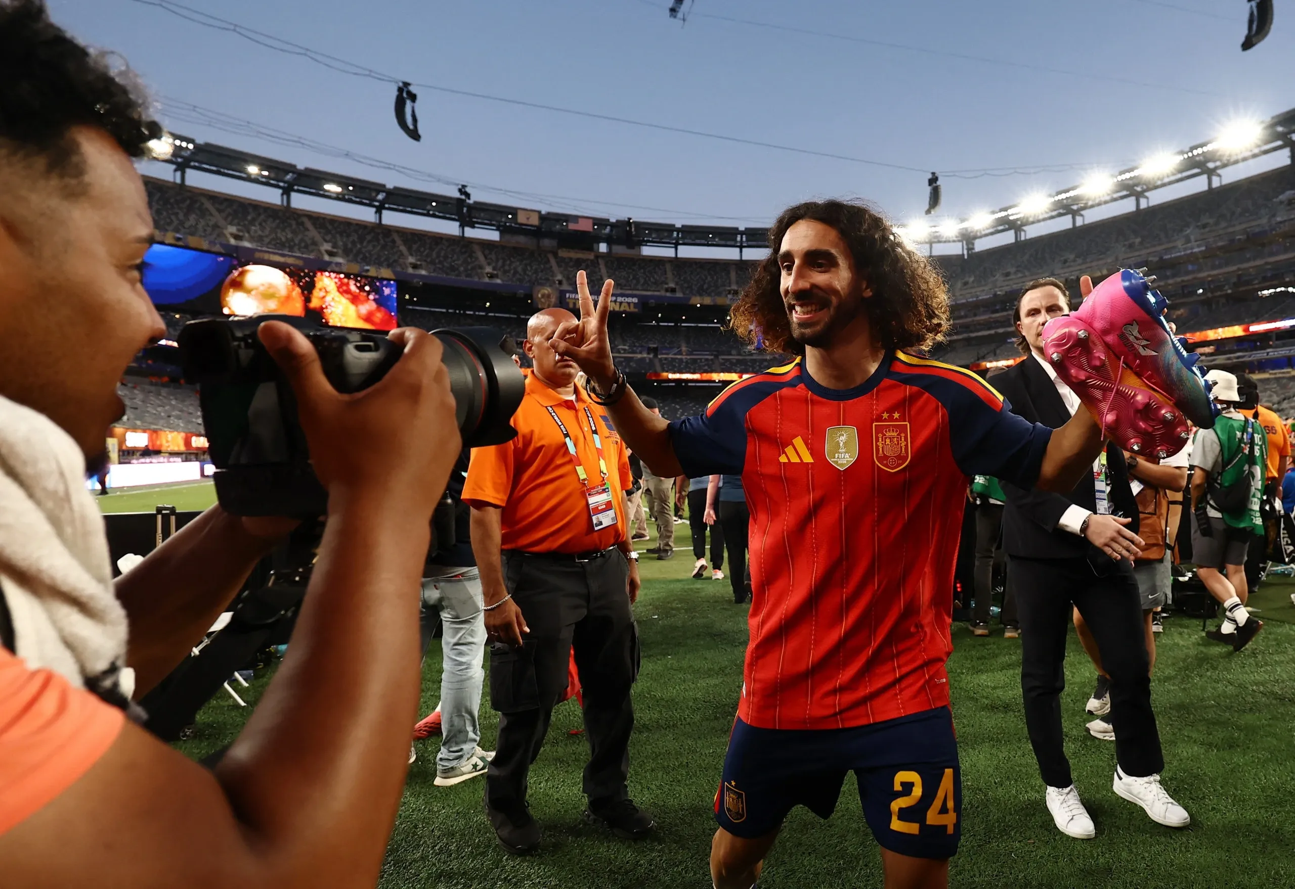 أعلن الاتحاد الدولي لكرة القدم (فيفا) عن التشكيلة المثالية لكأس العالم 2026: ميسي ومبابي ضمن التشكيلة، وفوزينيا يثير الجدل - الصورة 5.