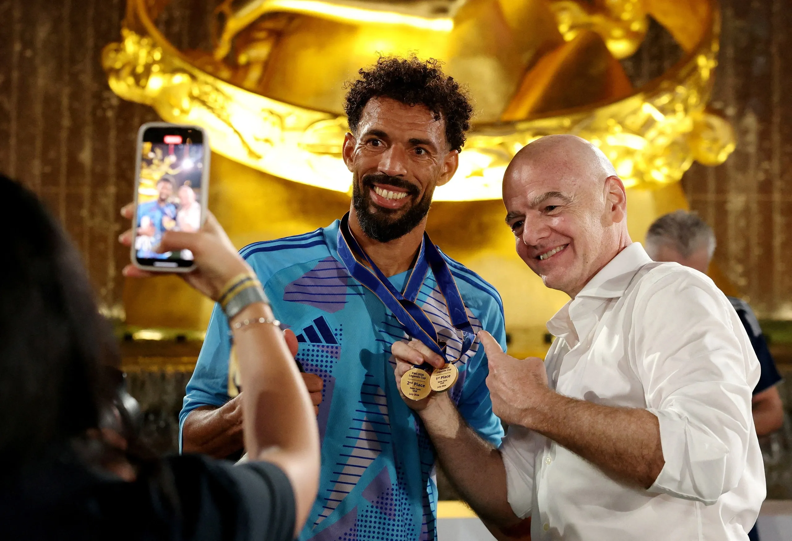 أعلن الاتحاد الدولي لكرة القدم (فيفا) عن التشكيلة المثالية لكأس العالم 2026: ميسي ومبابي ضمن التشكيلة، وفوزينيا يثير الجدل - الصورة 7.