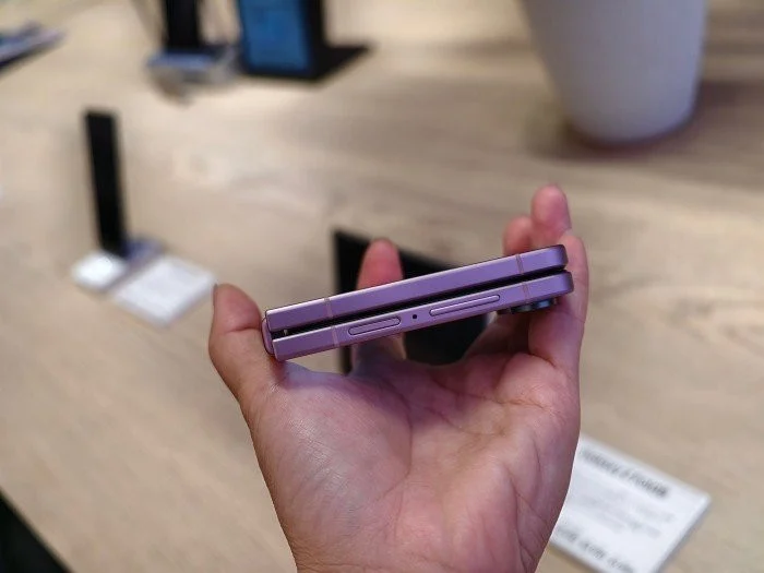 يتمتع هاتف Galaxy Z Flip8 بتصنيف IP48 لمقاومة الماء والغبار.
