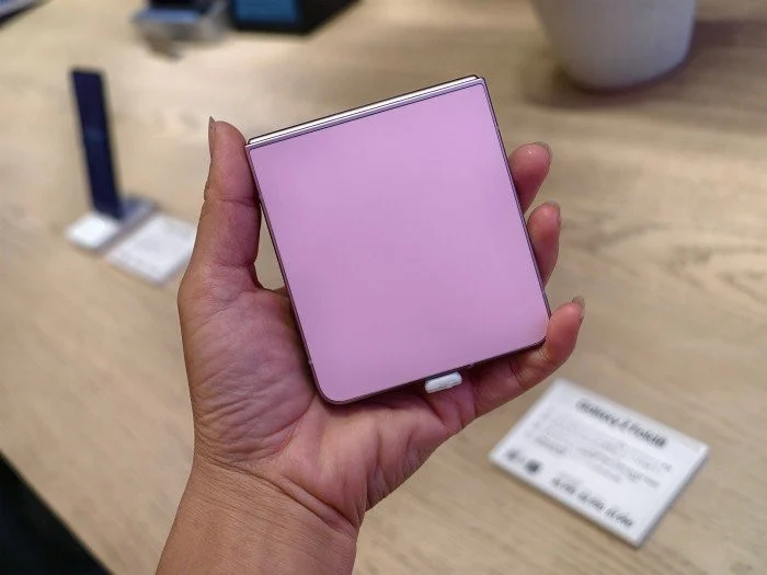 يحتوي جانب جهاز Galaxy Z Flip8 على مستشعر بصمة مدمج.