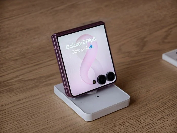 يتميز هاتف Galaxy Z Flip8 بشاشة ثانوية FlexWindow مقاس 4.1 بوصة.
