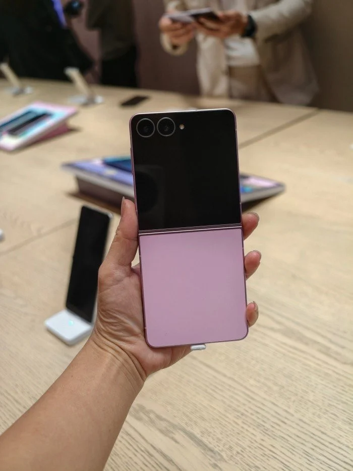 نظام الكاميرا في هاتف Galaxy Z Flip8