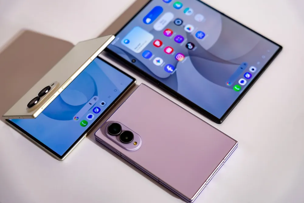 يتميز هاتف Galaxy Z Fold بتصميم شاشة قابلة للطي مسطحة للغاية، وذلك بفضل تقنية Flex Titanium التي تقلل من التجاعيد.