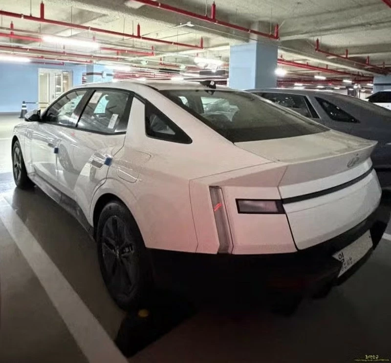 Phần hông xe và tỷ lệ thân xe Elantra 2027 bản tiêu chuẩn vẫn được giữ nguyên so với các phiên bản cao cấp. 