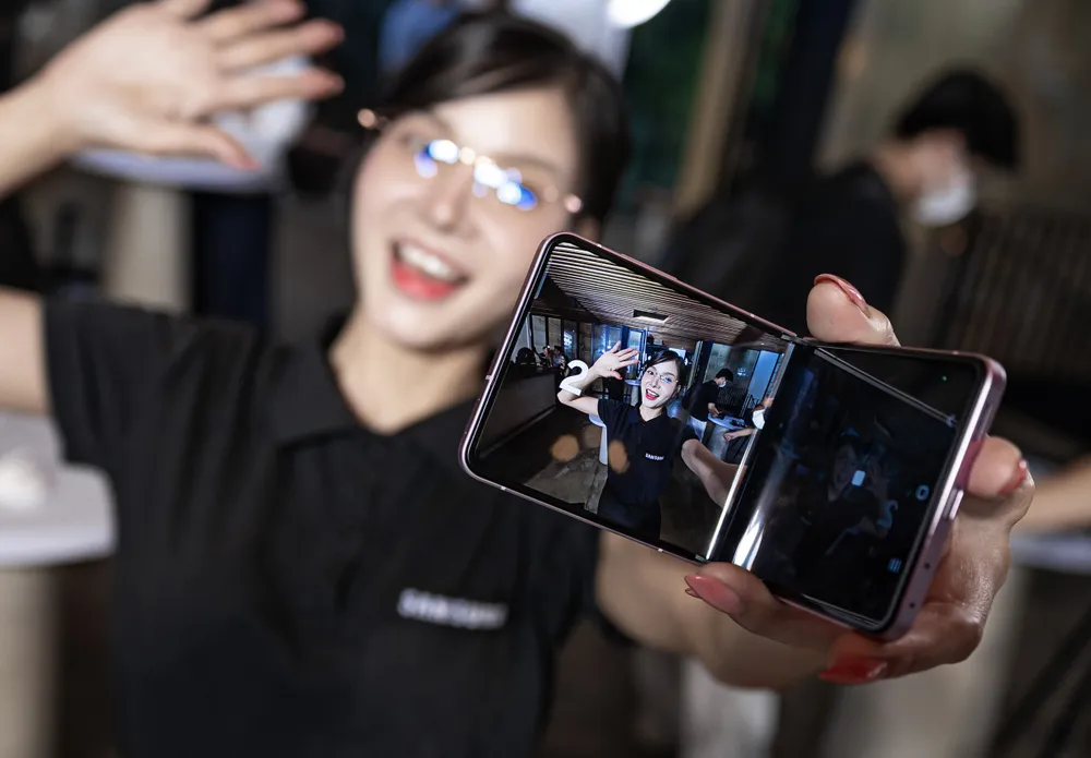 هاتف Galaxy Z Flip8 بتصميم مألوف samsung-galaxy-z-flip8-32.jpg