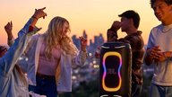 كشفت JBL عن جيل جديد من مكبرات الصوت PartyBox المزودة بتقنية AI Sound Boost وتصميم سداسي فريد.