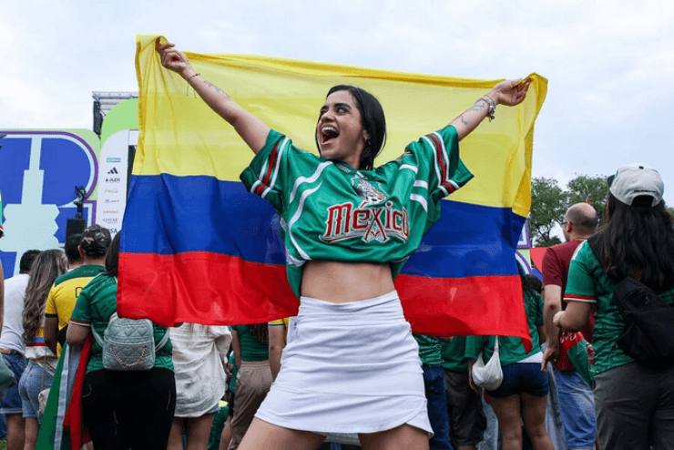 جمال كأس العالم 2026 قائم: جمال الحياة الواقعية يتجاوز خوارزميات الذكاء الاصطناعي. 8 تهتف المشجعات المكسيكيات بحماس خارج الملعب.