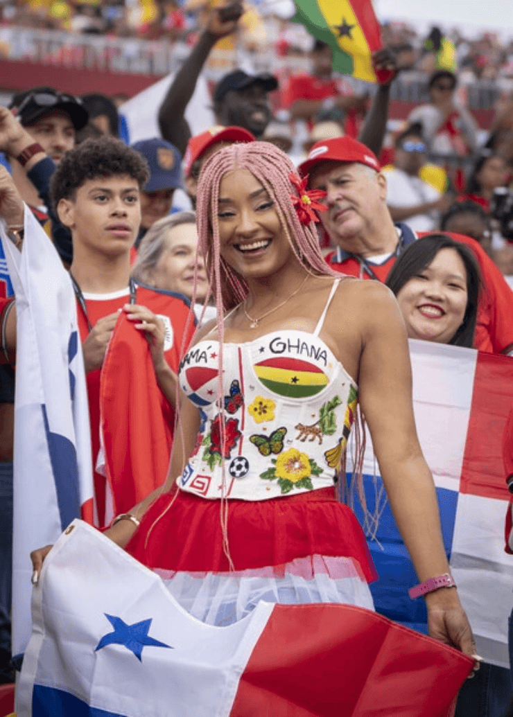 جمال كأس العالم 2026 قائم: جمال الحياة الواقعية يتجاوز خوارزميات الذكاء الاصطناعي. 11 المشجعين الغانيون يرتدون ألواناً زاهية.