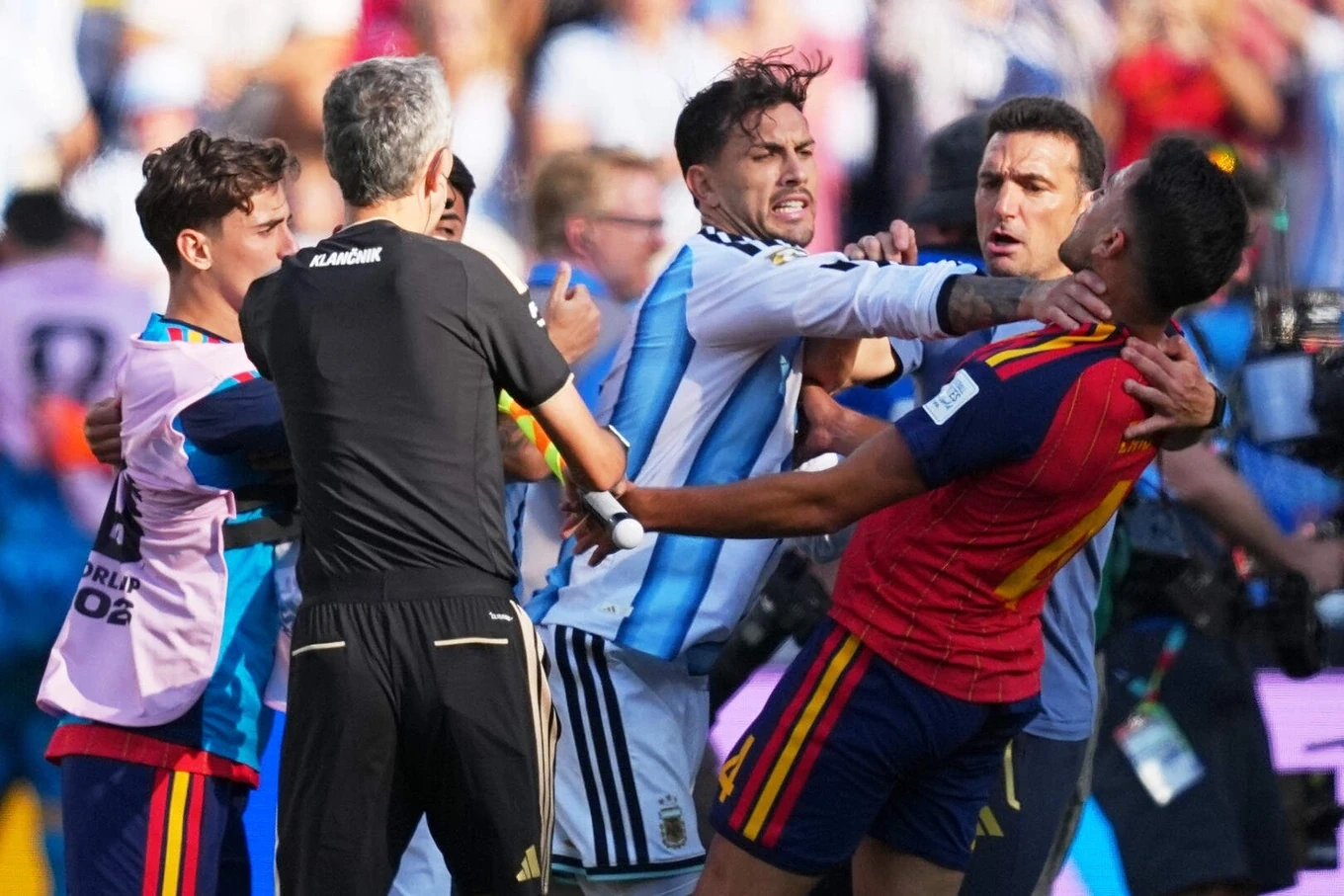يسعى المنتخب الوطني الفيتنامي إلى تحقيق بداية رائعة في كأس الآسيان 2026؛ ويعلن الاتحاد الدولي لكرة القدم (فيفا) رسمياً نتائج تحقيقه في كأس العالم 2026. 8 يسعى المنتخب الوطني الفيتنامي إلى تحقيق بداية رائعة في كأس الآسيان 2026؛ أعلن الاتحاد الدولي لكرة القدم (فيفا) رسمياً نتائج استطلاعه حول كأس العالم 2026.