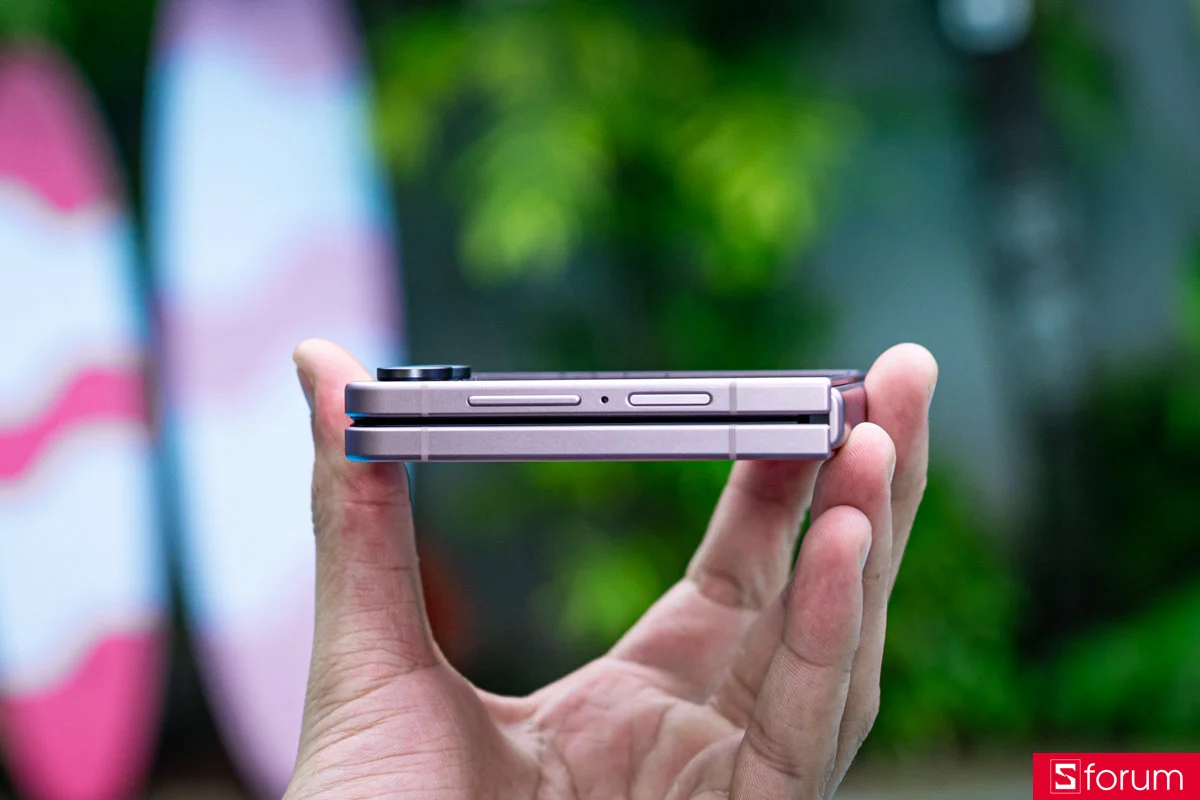 تعمل تقنية بطارية السيليكون والكربون في سلسلة Galaxy Z Fold8 على زيادة السعة وتحسين التصميم. 7 يتميز هاتف Galaxy Z Flip8 بهيكل نحيف بشكل مثير للإعجاب.
