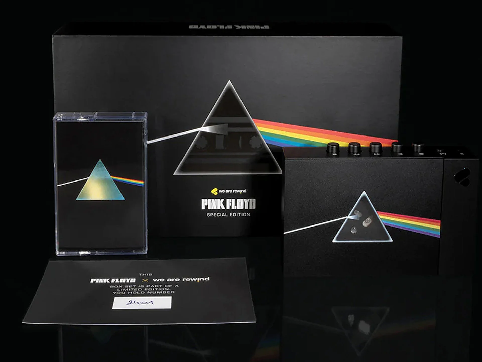 أطلقت شركة We Are Rewind جهاز تشغيل الكاسيت WE-001 من Pink Floyd بإصدار محدود. 6 المكونات الموجودة داخل مجموعة We Are Rewind x Pink Floyd.