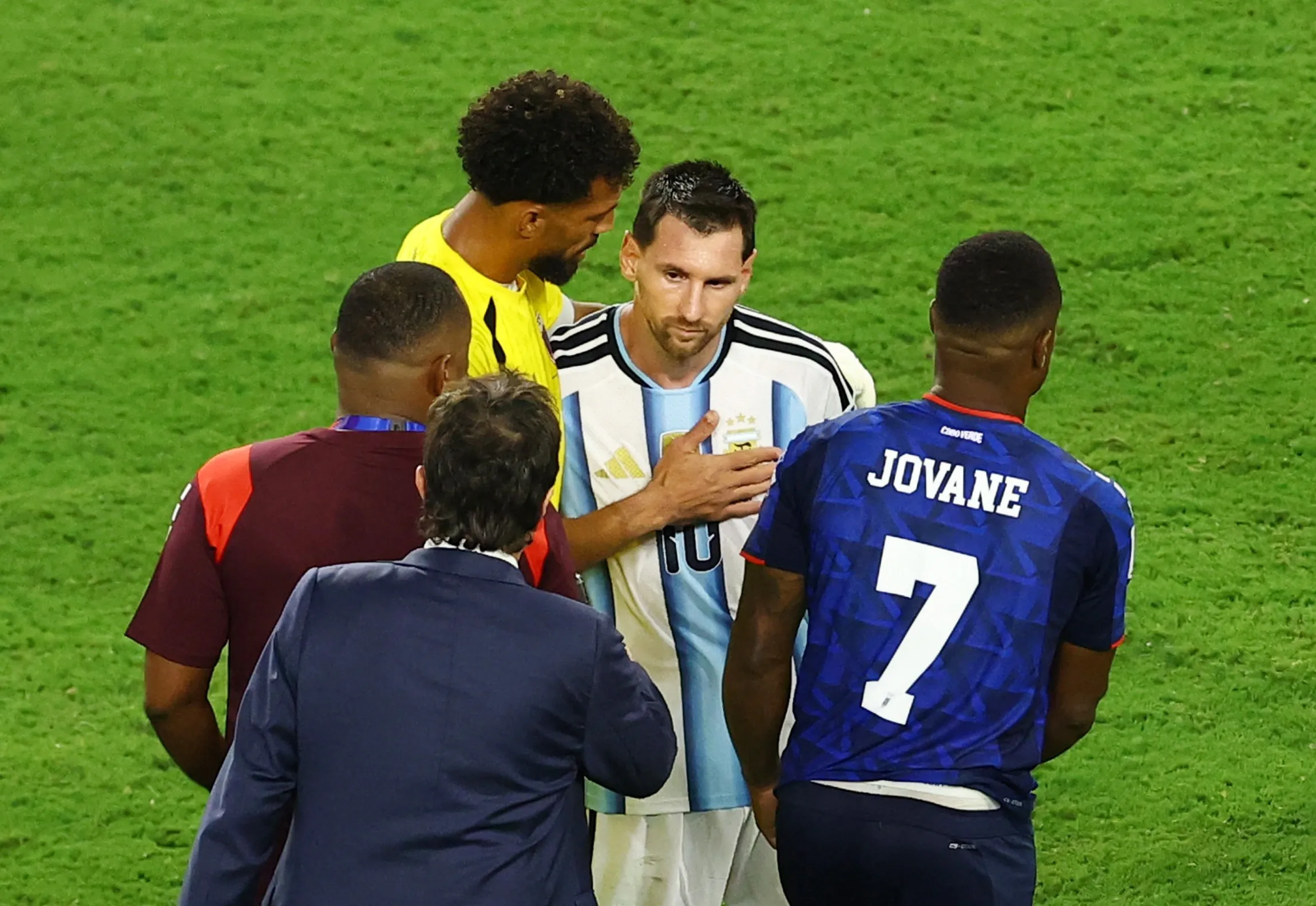 بطل كأس العالم لمنتخب الرأس الأخضر، حارس المرمى فوزينيا، لم يعد عاطلاً عن العمل: وجهة غير متوقعة! - الصورة 2.