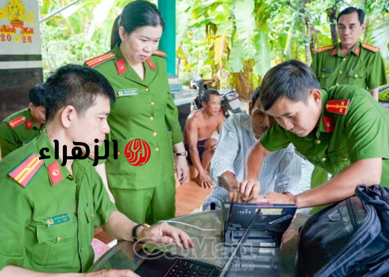 تأثر الناس عندما جاء ضباط الشرطة إلى منازلهم لمعالجة طلبات بطاقات الهوية.
