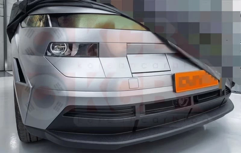 وتشير الشائعات إلى أن الجيل الجديد من هيونداي كونا سيضيف نسخة هجينة لأول مرة، باستخدام محرك بنزين سعة 1.6 لتر مقترن بمحرك كهربائي. Hyundai Kona thế hệ mới được đồn đoán sẽ lần đầu bổ sung phiên bản hybrid sử dụng động cơ xăng 1.6L kết hợp mô-tơ điện.