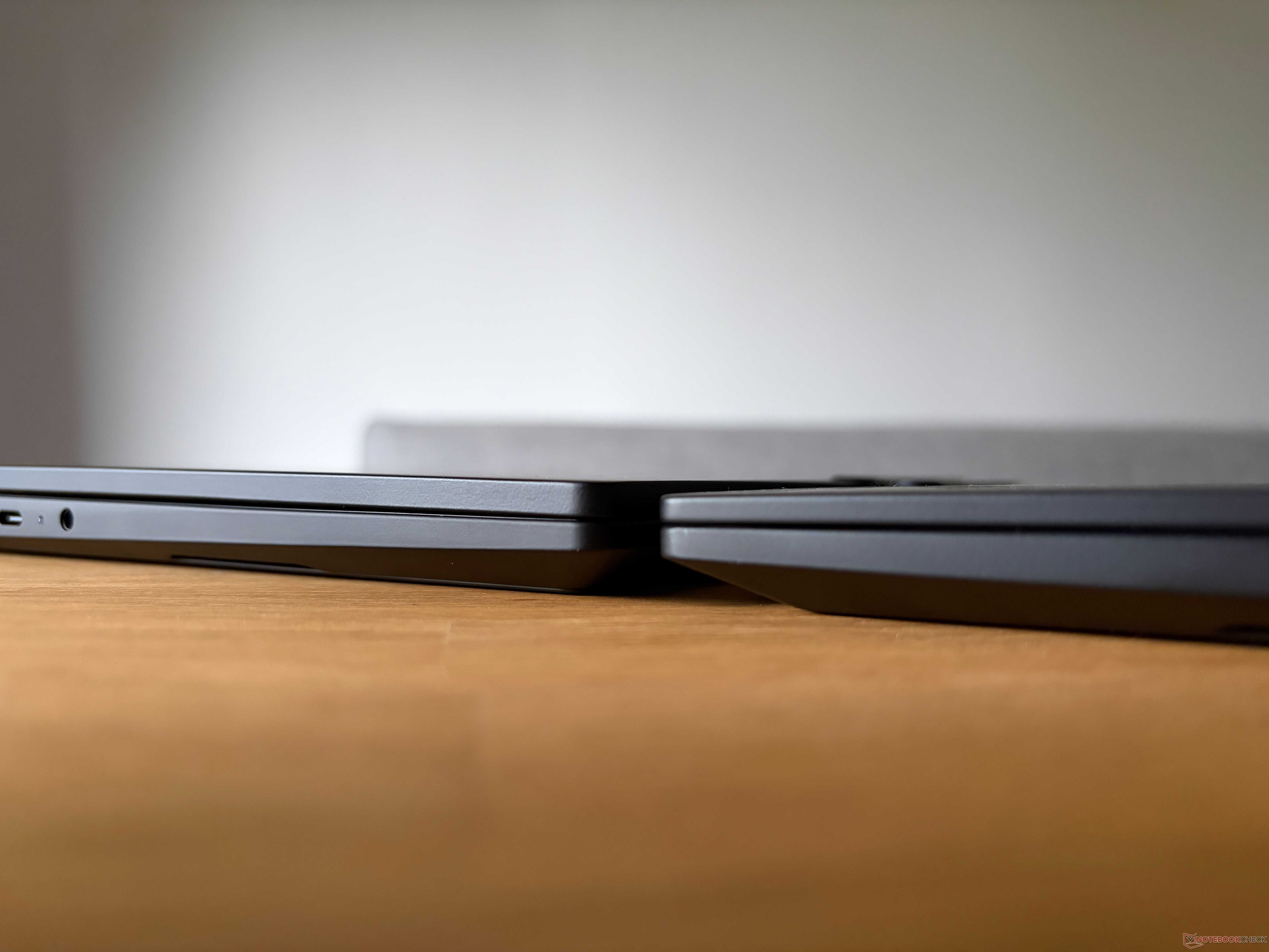 مقارنة بين شاشة اللمس IPS وشاشات OLED غير اللمسية في جهاز ThinkPad X1 Carbon من الجيل الرابع عشر.