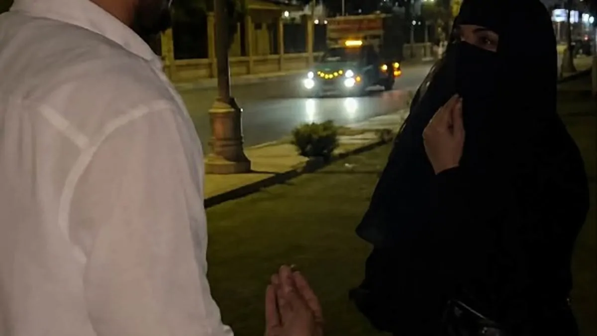 فيديو السيدة المنتقبة يشعل وسائل التواصل الاجتماعي قفشت جوزها بيخونها في الشارع 3 فيديو السيدة المنتقبة