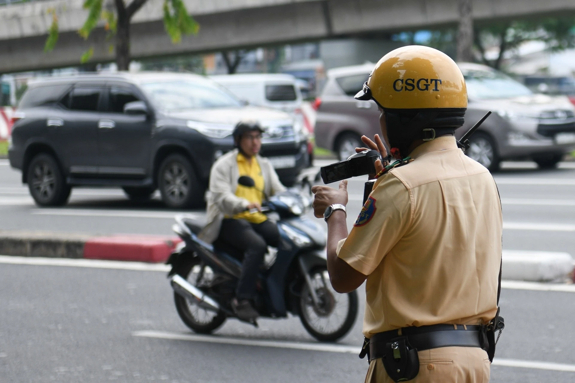 dắt xe ảnh 2