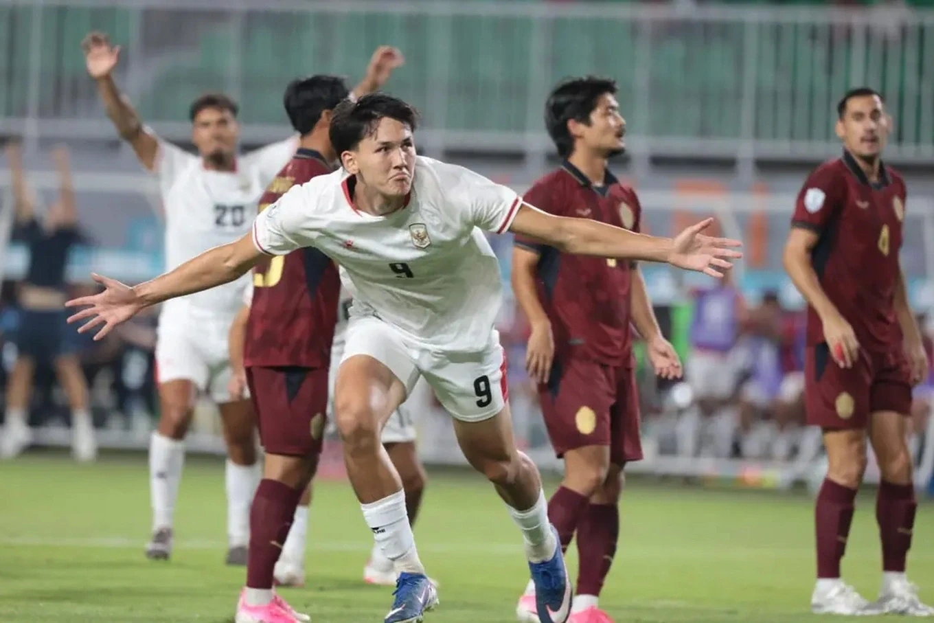 حارس المرمى نغوين دين تريو يغادر نادي هاي فونغ؛ حكم نهائي كأس العالم 2026 يعتزل.