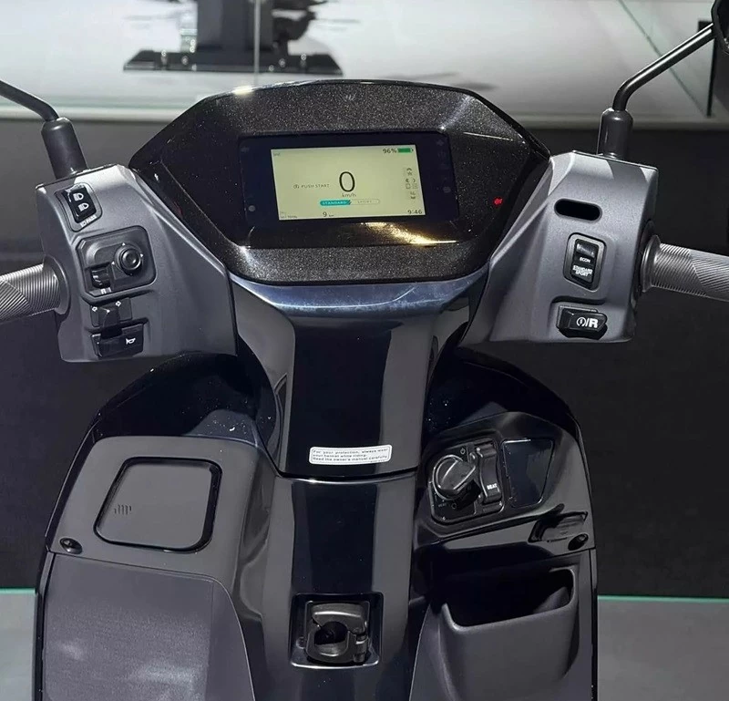 Honda QC3 sở hữu màn hình màu TFT 5 inch hỗ trợ kết nối Honda RoadSync thông qua Bluetooth.