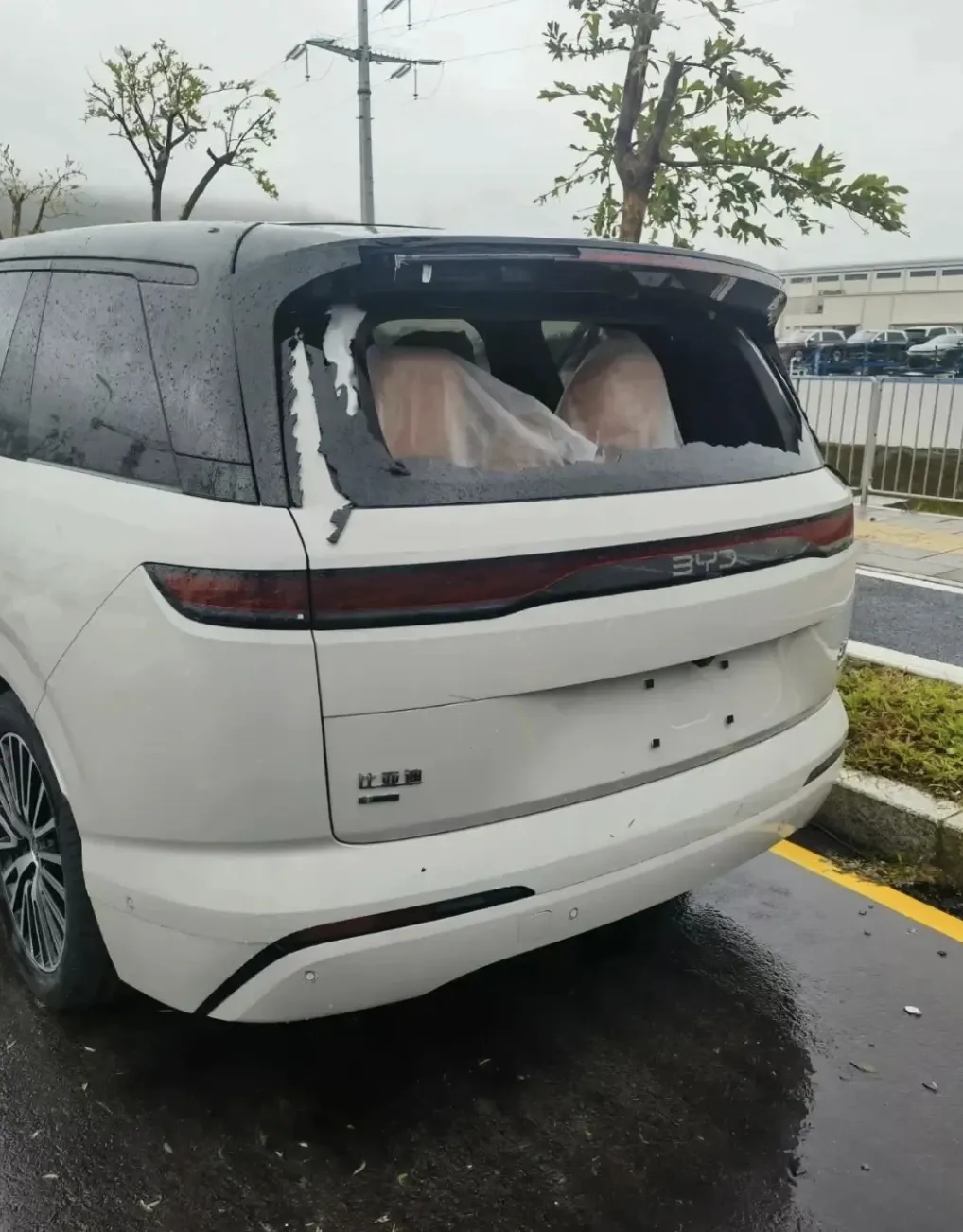 اجتاح إعصار نول مصنع شركة BYD، مما أدى إلى إلحاق أضرار بإحدى المركبات الجاهزة - الصورة 3.