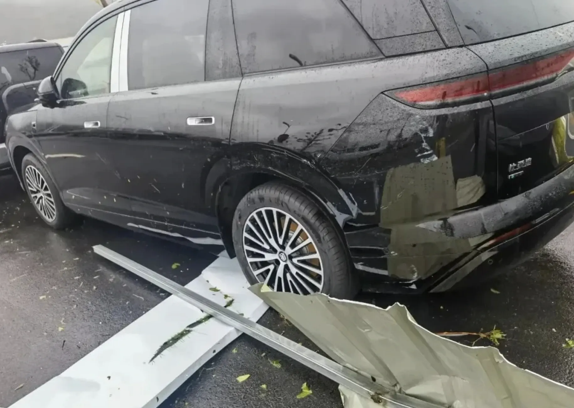 اجتاح إعصار نول مصنع شركة BYD، مما أدى إلى إلحاق أضرار بإحدى المركبات الجاهزة - الصورة 5.