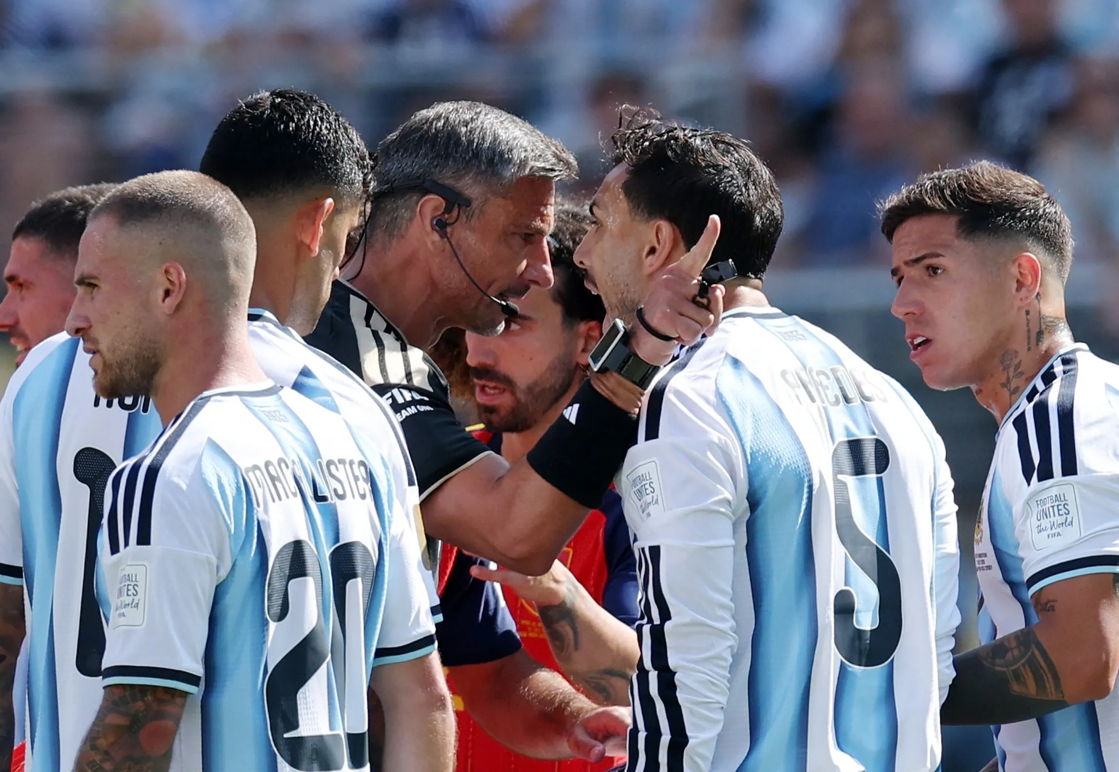 أثار يامال بشكل غير متوقع موضوع الشجار، ويأمل النجم الألماني أن يقوم الاتحاد الدولي لكرة القدم (فيفا) بحظر باريديس لمدة عام. 7 أثار يامال بشكل غير متوقع موضوع الشجار؛ ويأمل النجم الألماني أن يوقف الاتحاد الدولي لكرة القدم (فيفا) باريديس لمدة عام. - الصورة 3.