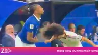 أوليس يشد شعر كوكوريلا.