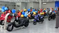 دراجات نارية كهربائية بتصاميم سباقية لموسم العودة إلى المدارس، مع توفر العديد من الخيارات، بسعر يزيد قليلاً عن 11 مليون دونغ فيتنامي.