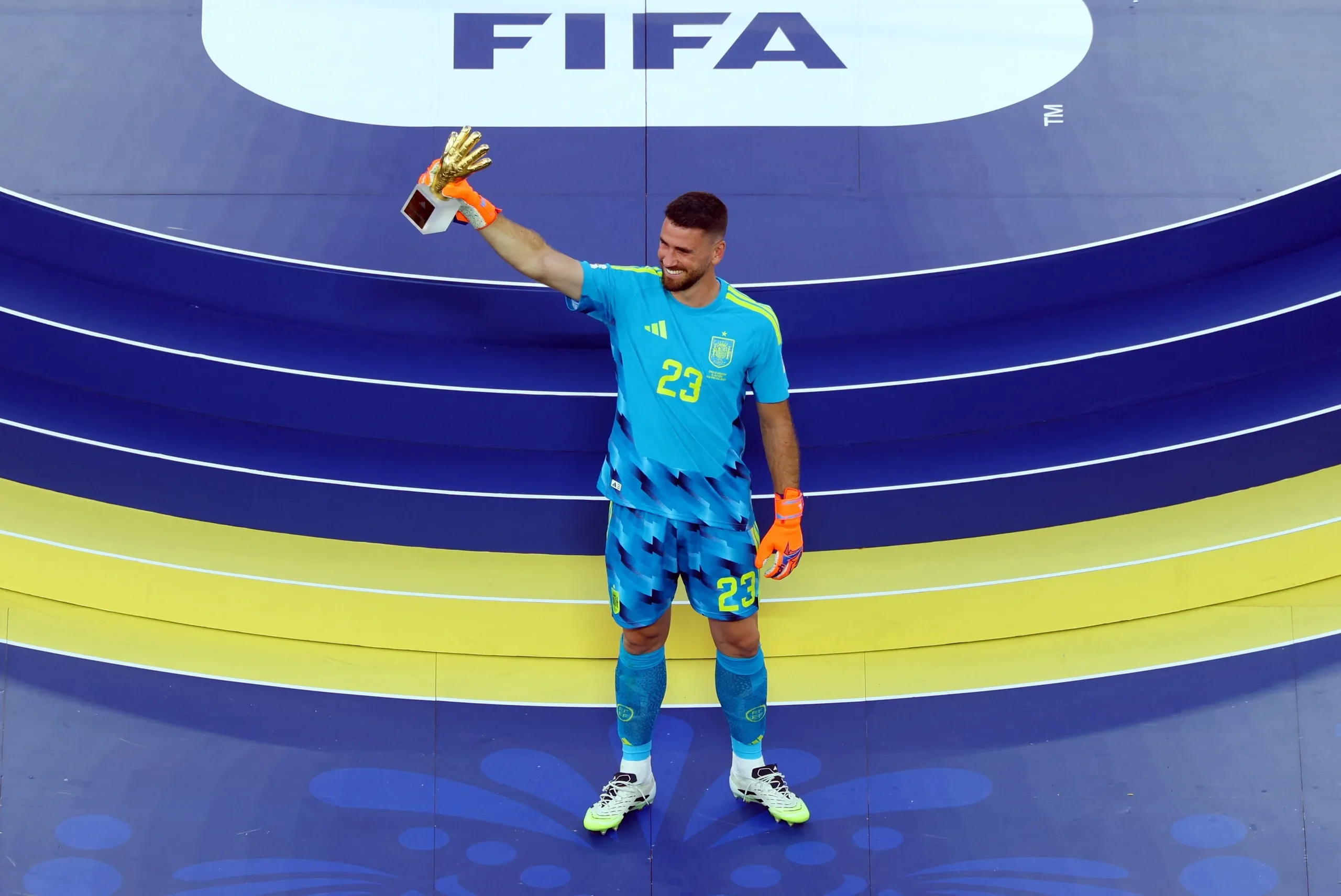 أعلن الاتحاد الدولي لكرة القدم (فيفا) عن التشكيلة المثالية لكأس العالم 2026: ميسي ومبابي ضمن التشكيلة، وفوزينيا يثير الجدل - الصورة 8.