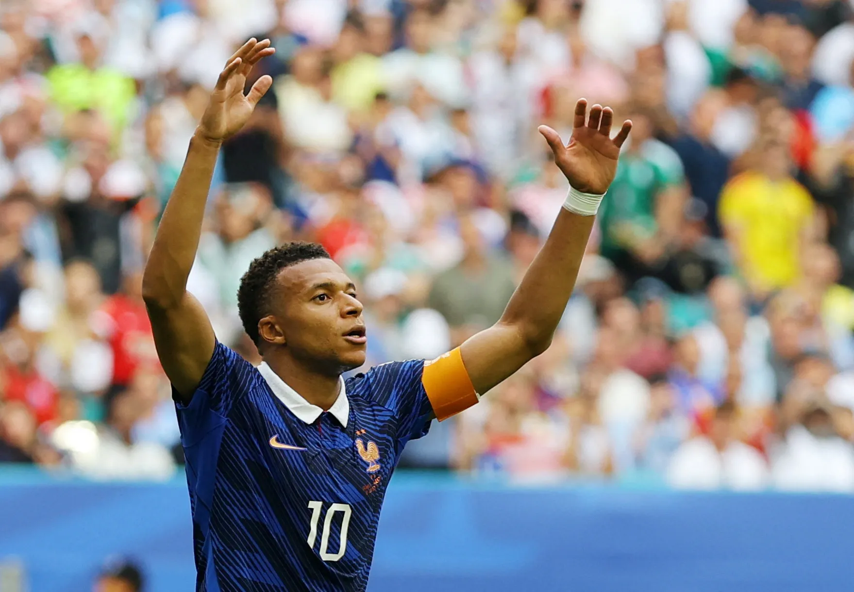 أعلن الاتحاد الدولي لكرة القدم (فيفا) عن التشكيلة المثالية لكأس العالم 2026: ميسي ومبابي ضمن التشكيلة، وفوزينيا يثير الجدل - الصورة 2.