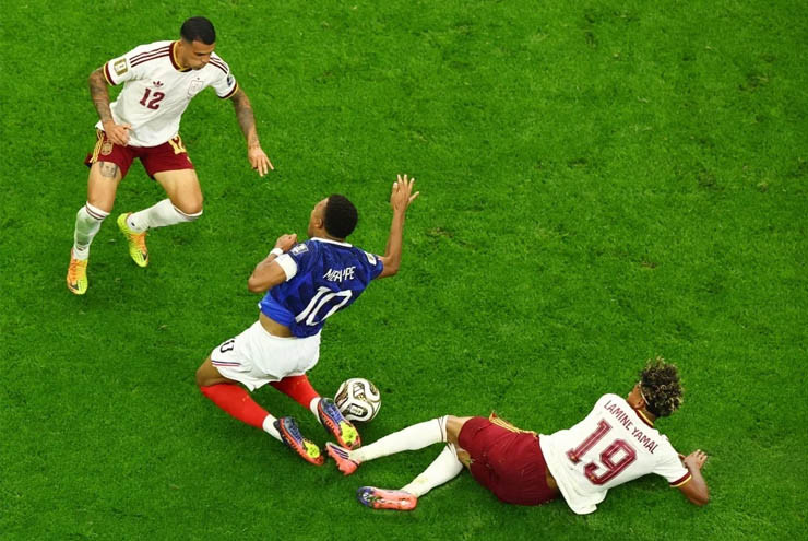 إسبانيا تفوز على فرنسا 2-0: لامين يامال والجدل الذي دفع منتخب لا روخا إلى النهائي. 6 مسرحية يامال