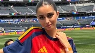إسبانيا تهزم فرنسا لتتأهل إلى نهائي كأس العالم: هيمنة "لا روخا" 8 عارضة الأزياء وصديقة لاعب المنتخب الإسباني لامين يامال تحتفل بالفوز.