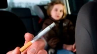 أظهرت الأبحاث أن دخان السجائر يتسبب في إيقاظ أدمغة الأطفال باستمرار أثناء نومهم.