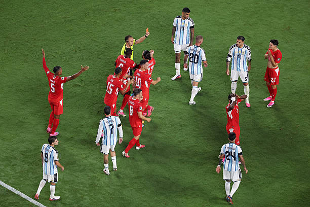 الأرجنتين تصل إلى نهائي كأس العالم 2026: هل هو إنجاز أم محاباة من الفيفا؟ 7 جاءت البطاقة الحمراء للاعب السويسري نتيجة قرار معقد من تقنية الفيديو المساعد للحكم (VAR). الصورة: غيتي.