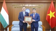 السيارات الصينية تتحدى سيارات بي إم دبليو ومرسيدس بنز في تايلاند. 7 تم منح الميدالية التذكارية "من أجل السلام والصداقة بين الأمم" للسفير المجري لدى فيتنام.