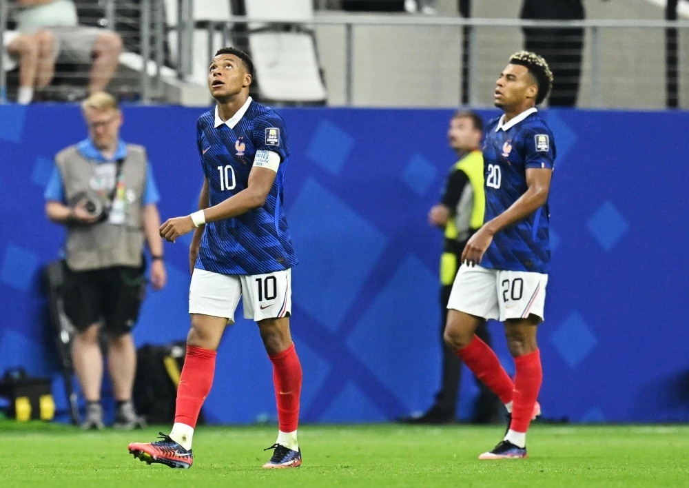 انهيار فرنسا في كأس العالم 2026: عندما فقد ديدييه ديشامب بوصلته. 6 شعر كيليان مبابي بخيبة أمل بعد الهزيمة 0-2 أمام إسبانيا.