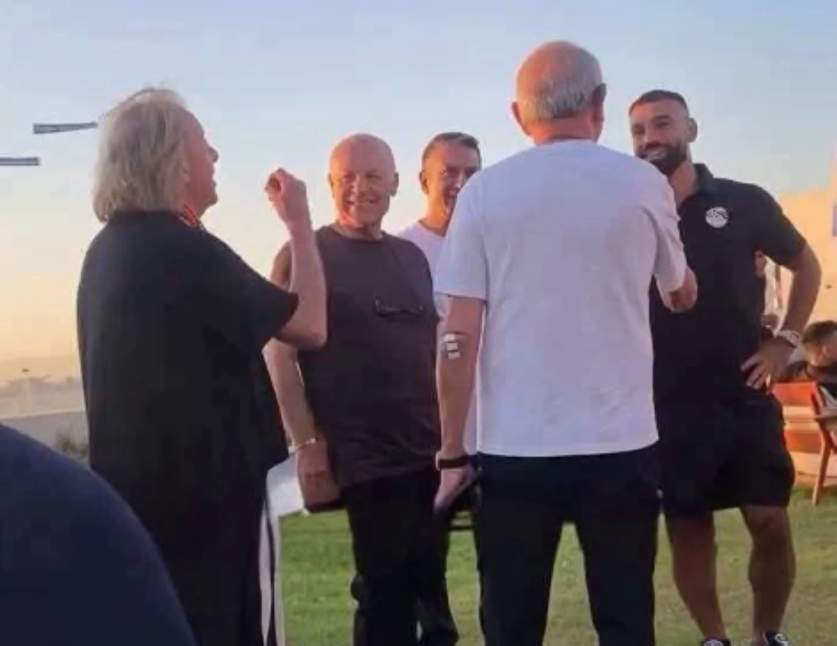 بالصور نجيب ساويرس ومحمد صلاح فى الساحل الشمالي مليون جنيه لكل فرد لتكريم منتخب مصر 2 نجيب ساويرس برفقة قائد منتخب مصر محمد صلاح